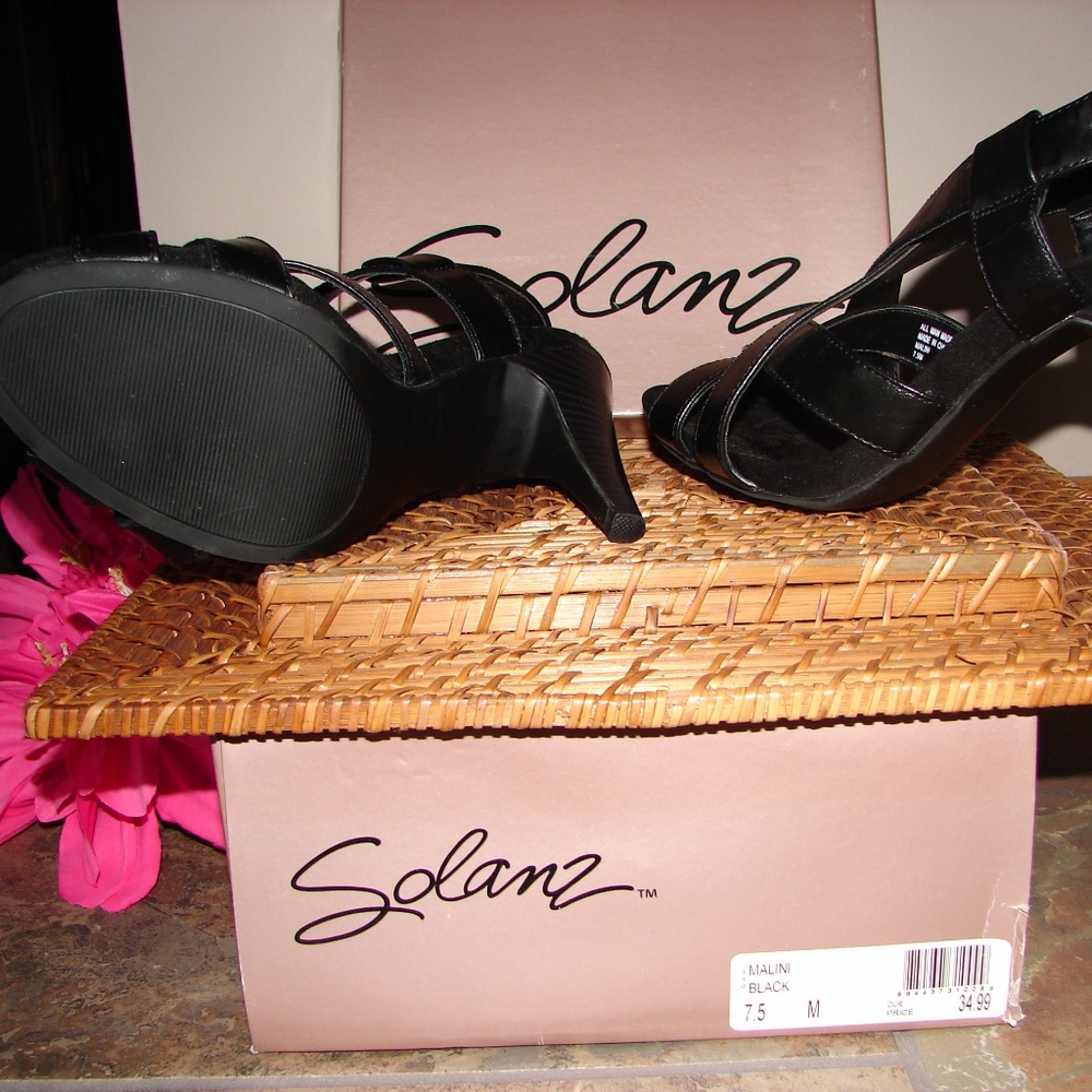 Solanz Women's Malini Black Sandals - Picture 2 of 5